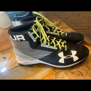 LIKE NEW - Men’s Under Armour cleats Size 11